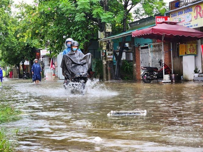 Dự báo mưa sẽ còn tiếp diễn trên địa bàn thành phố Huế trong đêm 13/6. Ảnh: Mai Trang - TTXVN