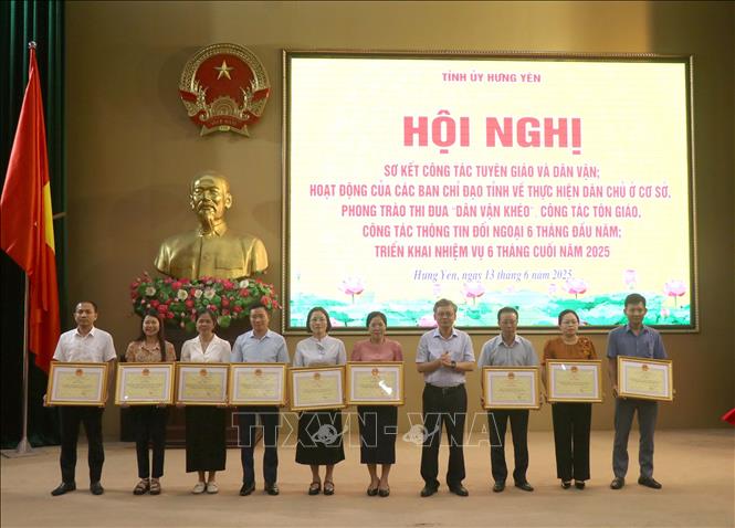 Phó Chủ tịch UBND tỉnh Hưng Yên Nguyễn Duy Hưng trao Bằng khen cho các tập thể, cá nhân có thành tích xuất sắc trong tổ chức triển khai mô hình 
