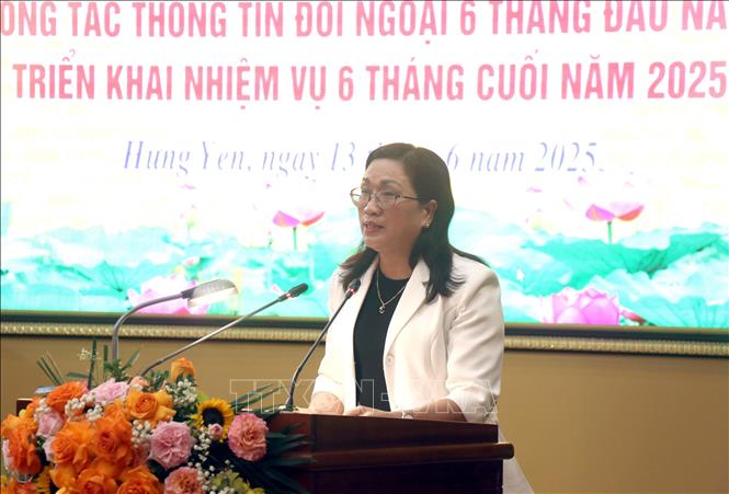 Bà Đinh Thị Mai, Phó Trưởng Ban Tuyên giáo và Dân vận Trung ương phát biểu tại Hội nghị. Ảnh: Đinh Văn Nhiều - TTXVN
