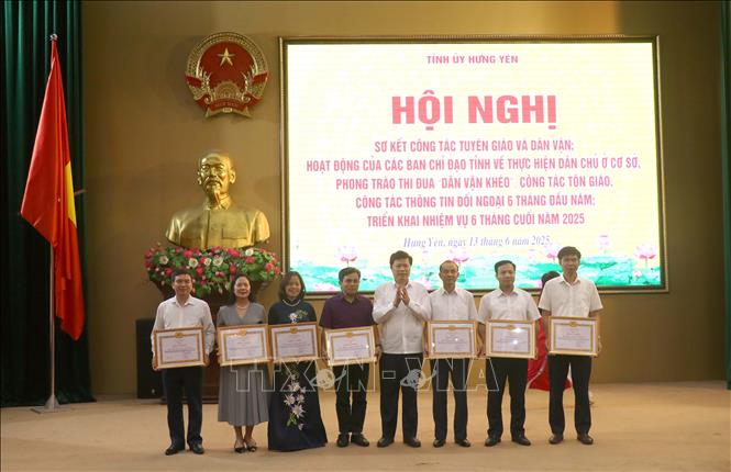 Phó Bí thư Thường trực Tỉnh ủy, Chủ tịch HĐND tỉnh Hưng Yên Trần Quốc Toản trao Bằng khen cho các tập thể, cá nhân có thành tích xuất sắc trong tổ chức triển khai mô hình 