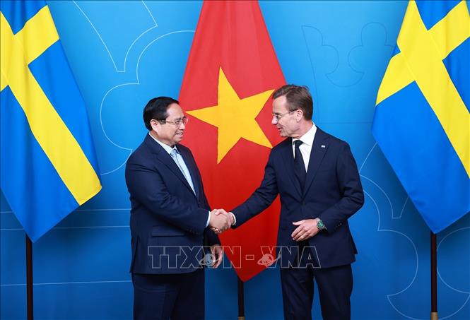 Thủ tướng Thụy Điển Ulf Kristersson đón Thủ tướng Phạm Minh Chính. Ảnh: Dương Giang-TTXVN
