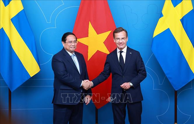 Thủ tướng Thụy Điển Ulf Kristersson đón Thủ tướng Phạm Minh Chính. Ảnh: Dương Giang-TTXVN

