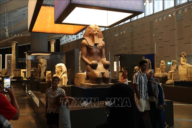 Tọa lạc tại thành phố Giza (Ai Cập), Bảo tàng khảo cổ Grand Egyptian Museum là đại công trình được xây dựng trên diện tích khoảng 500.000m2, tổng kinh phí lên đến 1 tỷ USD, trưng bày hơn 100.000 di chỉ khảo cổ. Theo kế hoạch, bảo tàng sẽ khai trương vào ngày 3/7/2025, ước tính mỗi ngày sẽ đón 4.000 lượt khách tham quan. Ảnh: Các di chỉ thời Ai Cập cổ đại tại Viện bảo tàng. Ảnh: THX/TTXVN 