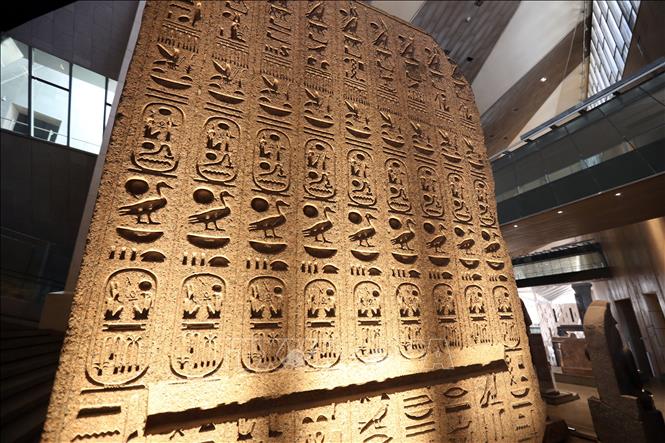 Tọa lạc tại thành phố Giza (Ai Cập), Bảo tàng khảo cổ Grand Egyptian Museum là đại công trình được xây dựng trên diện tích khoảng 500.000m2, tổng kinh phí lên đến 1 tỷ USD, trưng bày hơn 100.000 di chỉ khảo cổ. Theo kế hoạch, bảo tàng sẽ khai trương vào ngày 3/7/2025, ước tính mỗi ngày sẽ đón 4.000 lượt khách tham quan. Ảnh: Các di chỉ thời Ai Cập cổ đại tại Viện bảo tàng. Ảnh: THX/TTXVN 