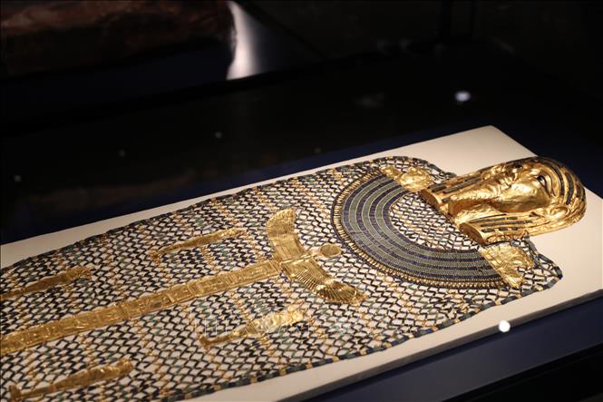 Tọa lạc tại thành phố Giza (Ai Cập), Bảo tàng khảo cổ Grand Egyptian Museum là đại công trình được xây dựng trên diện tích khoảng 500.000m2, tổng kinh phí lên đến 1 tỷ USD, trưng bày hơn 100.000 di chỉ khảo cổ. Theo kế hoạch, bảo tàng sẽ khai trương vào ngày 3/7/2025, ước tính mỗi ngày sẽ đón 4.000 lượt khách tham quan. Ảnh: Tác phẩm điêu khắc Pharaoh tại Viện bảo tàng. Ảnh: THX/TTXVN