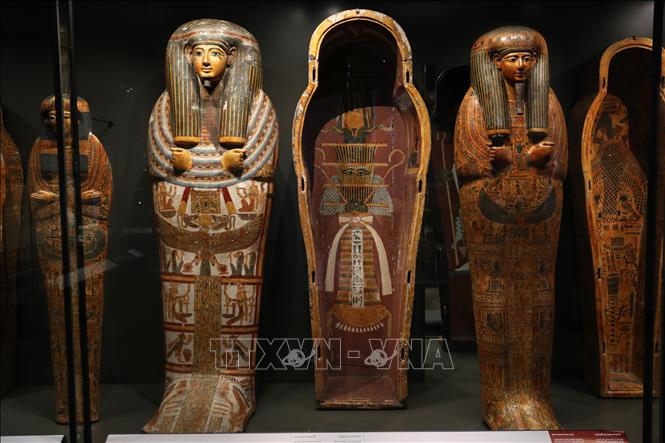 Tọa lạc tại thành phố Giza (Ai Cập), Bảo tàng khảo cổ Grand Egyptian Museum là đại công trình được xây dựng trên diện tích khoảng 500.000m2, tổng kinh phí lên đến 1 tỷ USD, trưng bày hơn 100.000 di chỉ khảo cổ. Theo kế hoạch, bảo tàng sẽ khai trương vào ngày 3/7/2025, ước tính mỗi ngày sẽ đón 4.000 lượt khách tham quan. Ảnh: Tác phẩm điêu khắc Pharaoh tại Viện bảo tàng. Ảnh: THX/TTXVN