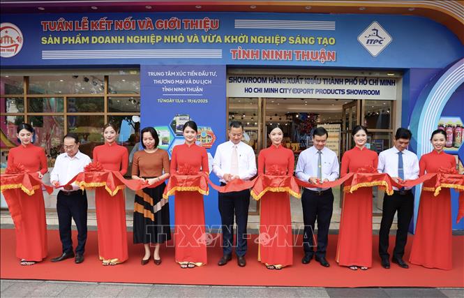 Đại biểu cắt băng khai mạc Khai mạc Tuần lễ kết nối và giới thiệu sản phẩm tỉnh Ninh Thuận năm 2025 tại TP. Hồ Chí Minh. Ảnh: Xuân Anh - TTXVN
