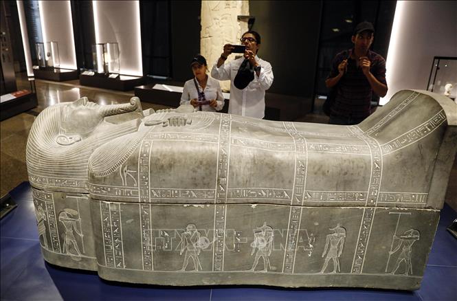 Tọa lạc tại thành phố Giza (Ai Cập), Bảo tàng khảo cổ Grand Egyptian Museum là đại công trình được xây dựng trên diện tích khoảng 500.000m2, tổng kinh phí lên đến 1 tỷ USD, trưng bày hơn 100.000 di chỉ khảo cổ. Theo kế hoạch, bảo tàng sẽ khai trương vào ngày 3/7/2025, ước tính mỗi ngày sẽ đón 4.000 lượt khách tham quan. Ảnh: Tác phẩm điêu khắc Pharaoh tại Viện bảo tàng. Ảnh: THX/TTXVN