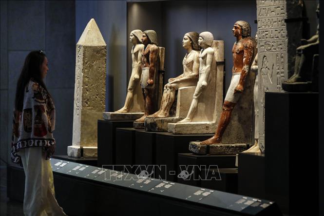 Tọa lạc tại thành phố Giza (Ai Cập), Bảo tàng khảo cổ Grand Egyptian Museum là đại công trình được xây dựng trên diện tích khoảng 500.000m2, tổng kinh phí lên đến 1 tỷ USD, trưng bày hơn 100.000 di chỉ khảo cổ. Theo kế hoạch, bảo tàng sẽ khai trương vào ngày 3/7/2025, ước tính mỗi ngày sẽ đón 4.000 lượt khách tham quan. Ảnh: Tác phẩm điêu khắc Pharaoh tại Viện bảo tàng. Ảnh: THX/TTXVN