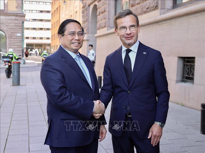 Thủ tướng Thụy Điển Ulf Kristersson đón Thủ tướng Phạm Minh Chính. Ảnh: Dương Giang-TTXVN