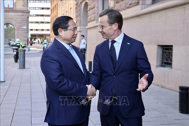 Thủ tướng Thụy Điển Ulf Kristersson đón Thủ tướng Phạm Minh Chính. Ảnh: Dương Giang-TTXVN