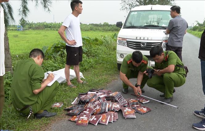 Cơ quan công an thu giữ tang vật vụ án. Ảnh: TTXVN phát