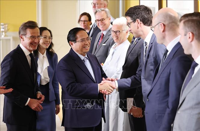 Thủ tướng Phạm Minh Chính với ác thành viên của Thụy Điển. Ảnh: Dương Giang-TTXVN
