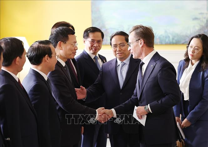 Thủ tướng Phạm Minh Chính giới thiệu với Thủ tướng Thụy Điển Ulf Kristersson thành viên đoàn Việt Nam. Ảnh: Dương Giang-TTXVN
