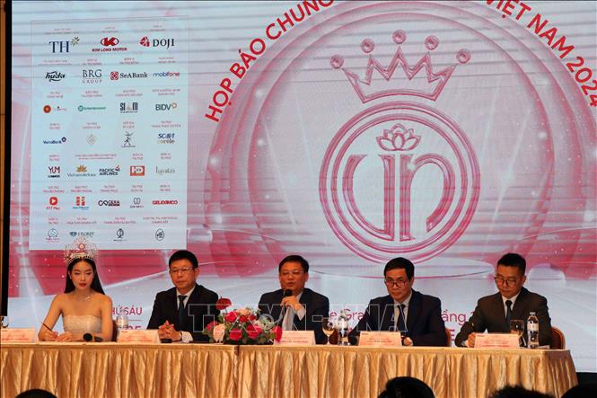 Đại diện Ban Tổ chức trả lời các câu hỏi của phóng viên cơ quan thông tấn báo chí tại buổi họp báo. Ảnh: Đỗ Trưởng - TTXVN

