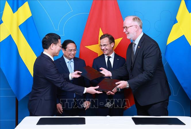 Thủ tướng Phạm Minh Chính và Thủ tướng Thụy Điển Ulf Kristersson chứng kiến trao Thỏa thuận Đối tác chiến lược ngành về hợp tác khoa học, công nghệ, đổi mới sáng tạo và chuyển đổi số giữa Bộ KHCN và Bộ Ngoại giao Thụy Điển. Ảnh: Dương Giang_TTXVN