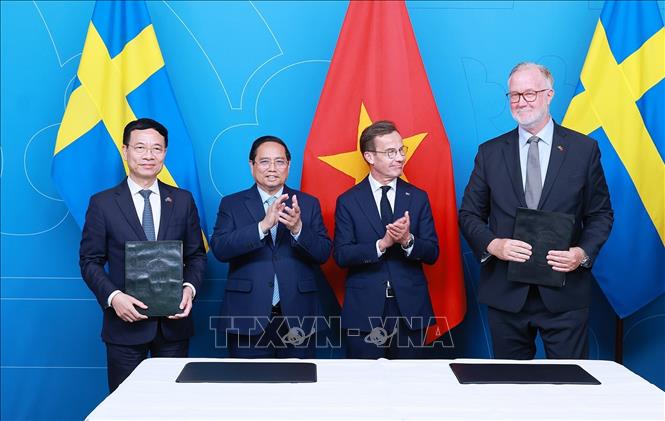 Thủ tướng Phạm Minh Chính và Thủ tướng Thụy Điển Ulf Kristersson chứng kiến trao Thỏa thuận Đối tác chiến lược ngành về hợp tác khoa học, công nghệ, đổi mới sáng tạo và chuyển đổi số giữa Bộ KHCN và Bộ Ngoại giao Thụy Điển. Ảnh: Dương Giang_TTXVN