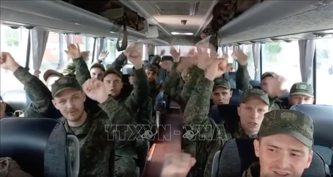 Ngày 10/6/2025, Nga và Ukraine thông báo hai nước đã tiến hành đợt trao đổi tù binh lần thứ hai, qua đó thực hiện giai đoạn hai của thỏa thuận đạt được tại các cuộc hòa đàm ở Istanbul (Thổ Nhĩ Kỳ) về việc trao trả hơn 1.000 tù nhân mỗi bên. Một ngày trước, Nga và Ukraine đã tiến hành trao đổi nhóm tù binh đầu tiên theo thỏa thuận. Ảnh: AA/TTXVN 