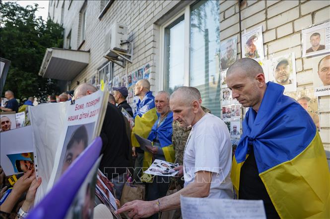 Ngày 10/6/2025, Nga và Ukraine thông báo hai nước đã tiến hành đợt trao đổi tù binh lần thứ hai, qua đó thực hiện giai đoạn hai của thỏa thuận đạt được tại các cuộc hòa đàm ở Istanbul (Thổ Nhĩ Kỳ) về việc trao trả hơn 1.000 tù nhân mỗi bên. Một ngày trước, Nga và Ukraine đã tiến hành trao đổi nhóm tù binh đầu tiên theo thỏa thuận. Ảnh: AA/TTXVN 