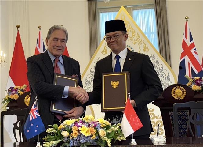 Bộ trưởng Ngoại giao Indonesia Sugiono (phải) và Bộ trưởng Ngoại giao New Zealand, Winston Peters bắt tay sau khi ký kết Biên bản ghi nhớ. Ảnh: Đỗ Quyên – PV TTXVN tại Indonesia