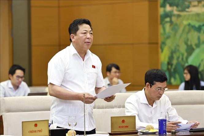 Bộ trưởng Bộ Xây dựng Trần Hồng Minh trình bày tóm tắt tờ trình. Ảnh: Doãn Tấn - TTXVN
