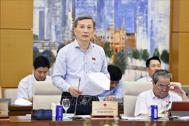 Chủ nhiệm Ủy ban Khoa học, Công nghệ và Môi trường của Quốc hội Lê Quang Huy trình bày tóm tắt báo cáo thẩm tra. Ảnh: Doãn Tấn - TTXVN