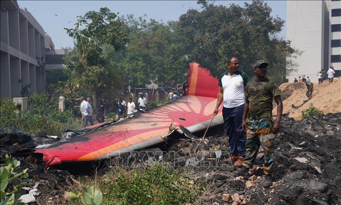 Ngày 12/6/2025, ít nhất 269 người được xác nhận tử vong khi máy bay Boeing 787-8 Dreamliner của Hãng hàng không Air India chở 242 hành khách và phi hành đoàn bị rơi ở thành phố Ahmedabad, bang Gujarat (Ấn Độ). Máy bay rơi xuống trúng khu dân cư, phát nổ và bốc cháy, chỉ vài phút sau khi vừa cất cánh từ sân bay Ahmedabad, trong hành trình đến thủ đô London, Anh. Duy nhất một hành khách trên máy bay sống sót thần kỳ sau tai nạn. THX/TTXVN