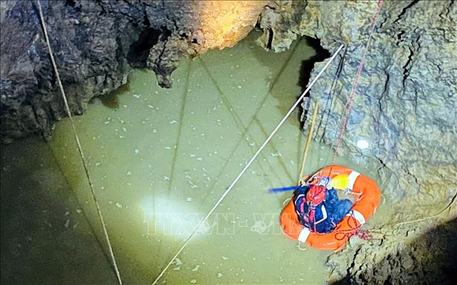 Việc tìm kiếm cứu nạn đã được thực hiện bằng nhiều phương án, biện pháp nhưng không thể tiếp tục do các yếu tố nguy hiểm, đe dọa trực tiếp đến an toàn của lực lượng cứu hộ. Ảnh: TTXVN phát