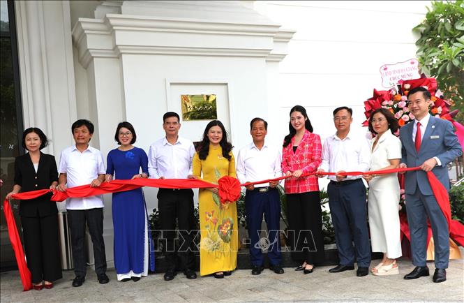 Phó Chủ tịch UBND tỉnh Hà Giang Vương Ngọc Hà và các đại biểu thực hiện nghi lễ đón nhận bảng đồng 5 sao Khách sạn Four Points by Sheraton Hà Giang. Ảnh: Minh Tâm-TTXVN
