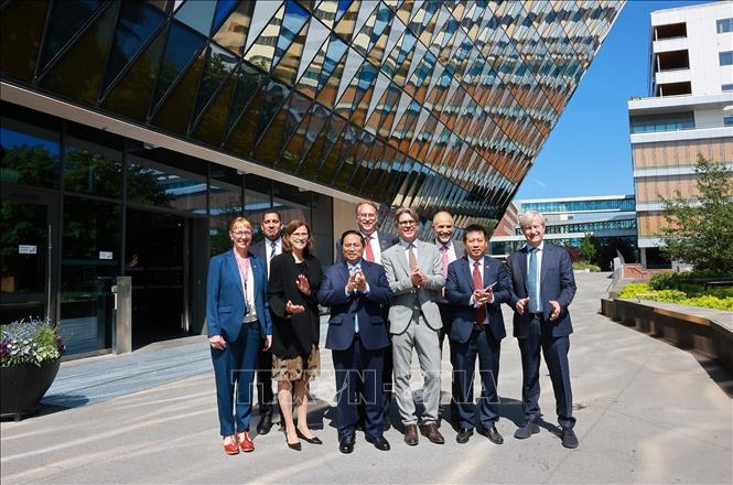 Thủ tướng Phạm Minh Chính với lãnh đạo Viện Y khoa Karolinska. Ảnh: Dương Giang-TTXVN

