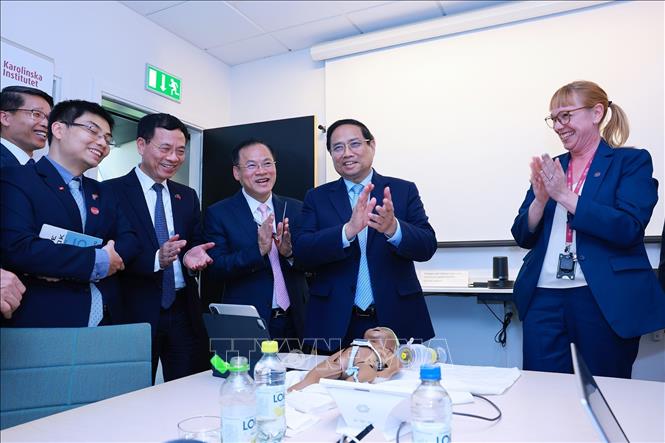 Thủ tướng Phạm Minh Chính thăm và làm việc với lãnh đạo Viện Y khoa Karolinska. Ảnh: Dương Giang-TTXVN
