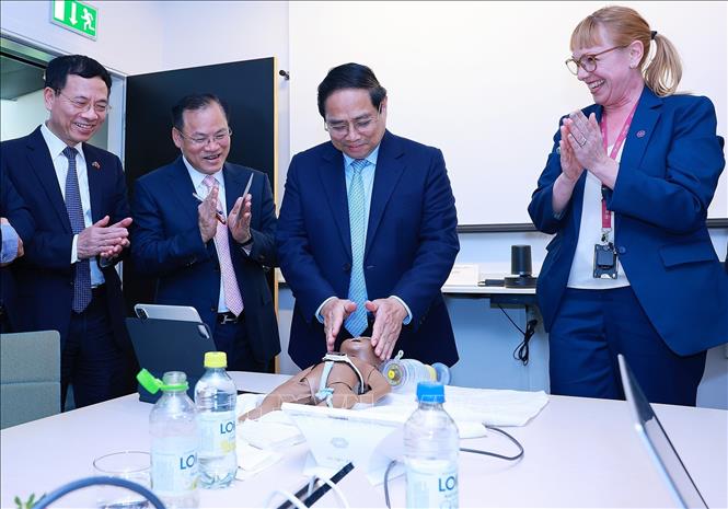 Thủ tướng Phạm Minh Chính thực hành mô phỏng cấp cứu trẻ sinh non theo quy trình và phương pháp của Viện Y khoa Karolinska. Ảnh: Dương Giang-TTXVN
