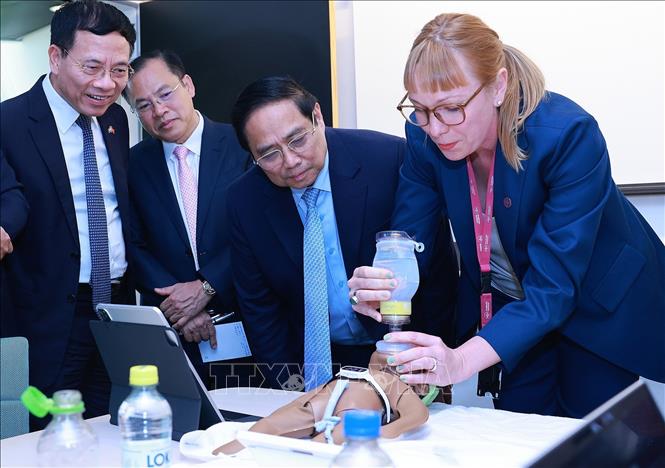 Thủ tướng Phạm Minh Chính xem thực hành cấp cứu trẻ sinh non theo  quy trình và công nghệ của Viện Y khoa Karolinska. Ảnh: Dương Giang-TTXVN
