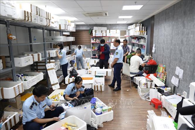 Lực lượng chức năng kiểm tra kho hàng. Ảnh: Trần Việt - TTXVN 