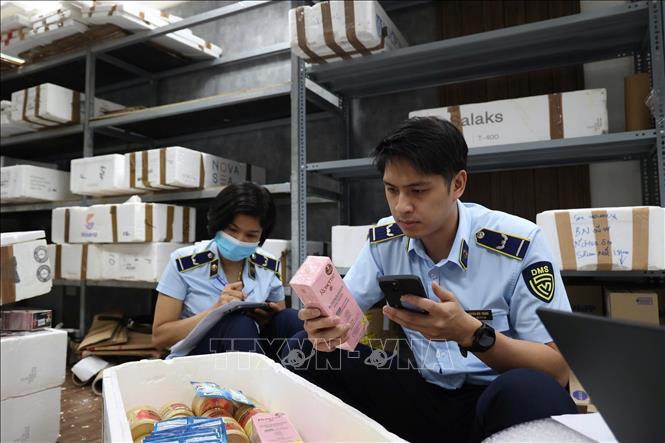 Lực lượng chức năng kiểm tra kho hàng. Ảnh: Trần Việt - TTXVN 