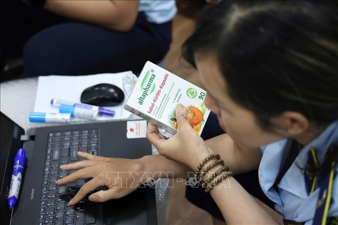 Lực lượng chức năng kiểm tra kho hàng. Ảnh: Trần Việt - TTXVN 