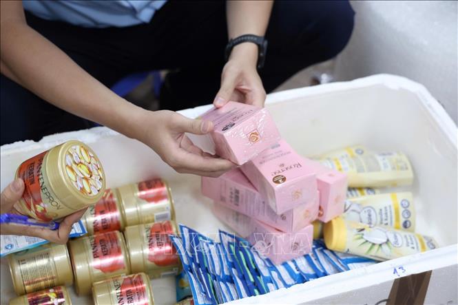 Mỹ phẩm nhập lậu bị thu giữ. Ảnh: Trần Việt - TTXVN 