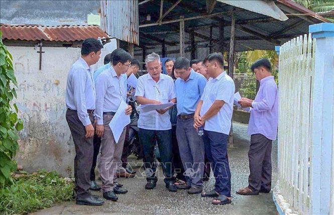 Lãnh đạo Chi cục Thủy lợi (Sở Nông nghiệp và Môi trường thành phố Cần Thơ) và chính quyền địa phương khảo sát các điểm sạt lở bờ sông Ô Môn đoạn qua địa bàn xã Tân Thạnh và xã Thới Thạnh ngày 13/6. Ảnh: TTXVN phát