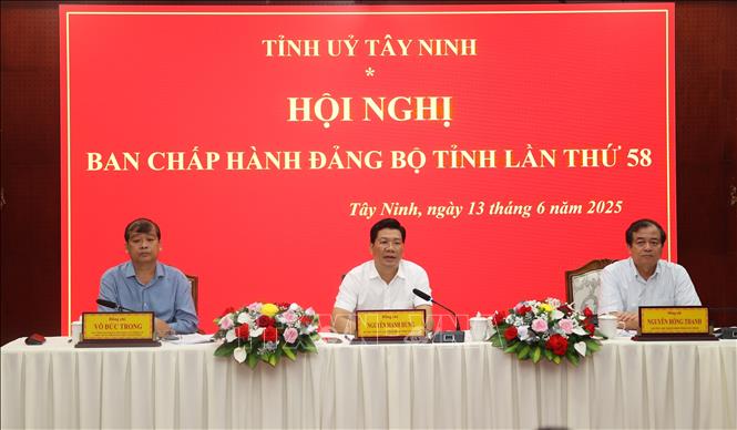 Ông Nguyễn Mạnh Hùng, Bí thư Tỉnh ủy, Chủ tịch HĐND tỉnh Tây Ninh chủ trì, kết luận tại Hội nghị. Ảnh: Thanh Tân - TTXVN