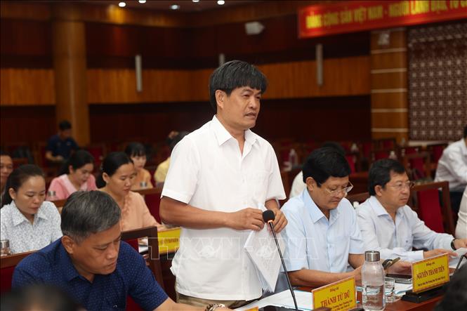 Ông Thành Từ Dũ, Phó Trưởng ban Thường trực Ban Tuyên giáo và Dân vận Tỉnh ủy Tây Ninh đóng góp ý kiến về Đề án sáp nhập. Ảnh: Thanh Tân - TTXVN