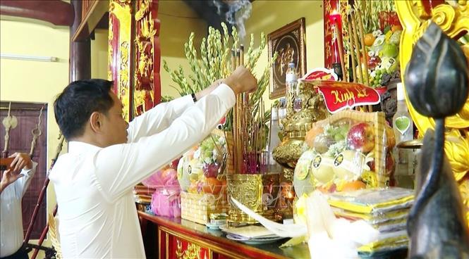 Ông Lê Ngọc Quang, Bí thư Tỉnh ủy Quảng Bình dâng hương tưởng nhớ, tri ân công lao của Đức ông Lễ Thành Hầu Nguyễn Hữu Cảnh tại Lễ giỗ. Ảnh: TTXVN phát