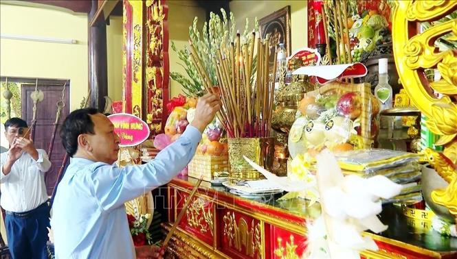 Ông Trần Hải Châu, Phó Bí thư Thường trực Tỉnh ủy, Chủ tịch HĐND tỉnh Quảng Bình dâng hương tưởng nhớ, tri ân công lao của Đức ông Lễ Thành Hầu Nguyễn Hữu Cảnh tại Lễ giỗ. Ảnh: TTXVN phát