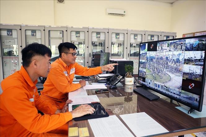 Ca trực điều hành quản lý và vận hành hệ thống điện ở trạm biến áp 110kV, quận Hồng Bàng, thành phố Hải Phòng. Ảnh: Vũ Sinh - TTXVN