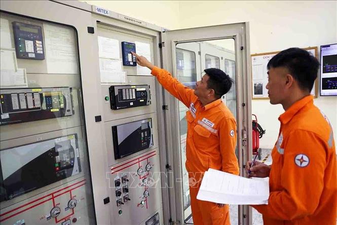 Kiểm tra định kỳ hệ thống cung cấp điện ở trạm biến áp 110kV, quận Hồng Bàng, thành phố Hải Phòng. Ảnh: Vũ Sinh - TTXVN