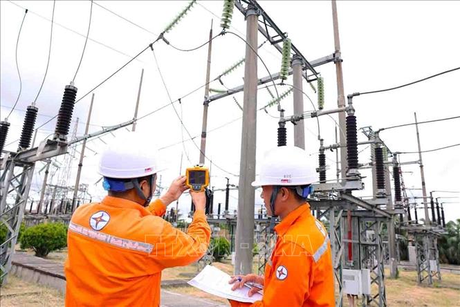 Công nhân điện lực thành phố Hải Phòng kiểm tra thiết bị điện trong trạm biến áp 110kV, quận Hồng Bàng. Ảnh: Vũ Sinh - TTXVN