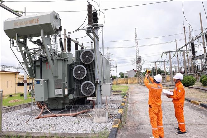 Công nhân điện lực thành phố Hải Phòng kiểm tra thiết bị điện trong trạm biến áp 110kV, quận Hồng Bàng. Ảnh: Vũ Sinh - TTXVN