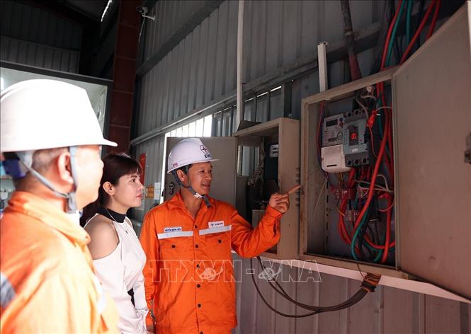 Công nhân điện lực thành phố Thuỷ Nguyên kiểm tra thiết bị điện trong nhà xưởng của Công ty TNHH chế tạo cơ khí chính xác KTG ở phường Thuỷ Sơn, thành phố Thuỷ Nguyên. Ảnh: Vũ Sinh - TTXVN