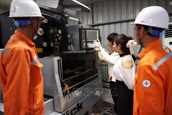 Công nhân điện lực thành phố Thuỷ Nguyên kiểm tra thiết bị điện trong nhà xưởng của Công ty TNHH chế tạo cơ khí chính xác KTG ở phường Thuỷ Sơn, thành phố Thuỷ Nguyên. Ảnh: Vũ Sinh - TTXVN