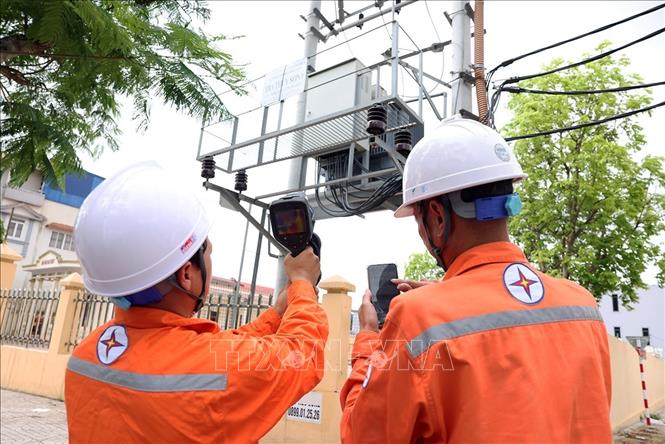 Công nhân điện lực thành phố Thuỷ Nguyên kiểm tra thiết bị điện ở trạm biến áp 110kV, phường Thuỷ Sơn. Ảnh: Vũ Sinh - TTXVN