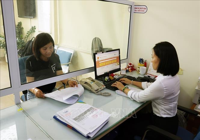 Người dân đến làm thủ tục hành chính ở phòng giao dịch thành phố Thuỷ Nguyên, thành phố Hải Phòng. Ảnh: Vũ Sinh - TTXVN